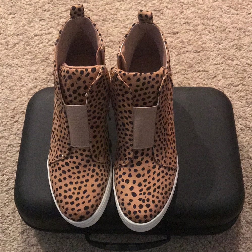 Leopard print wedge shoe